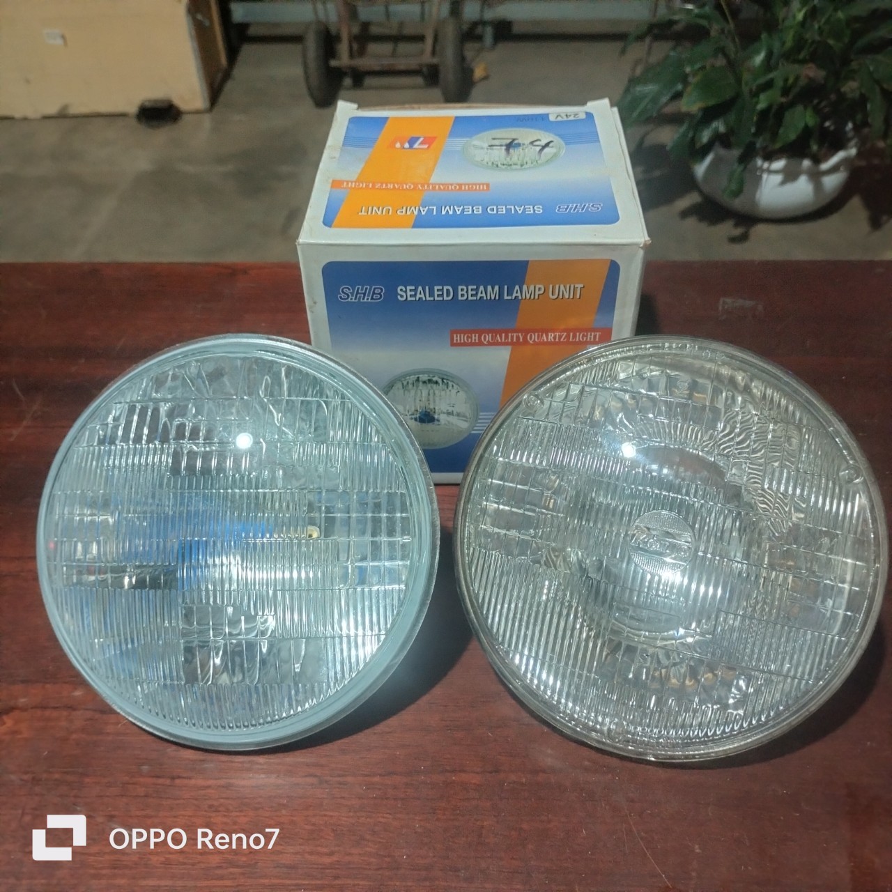 Đèn gầm tròn , mặt thủy tinh kẻ, 7 inch tròn, 12V, 24V. Kích thước Đường kính 18cm, dùng cho xe độ chế, xe cuốc