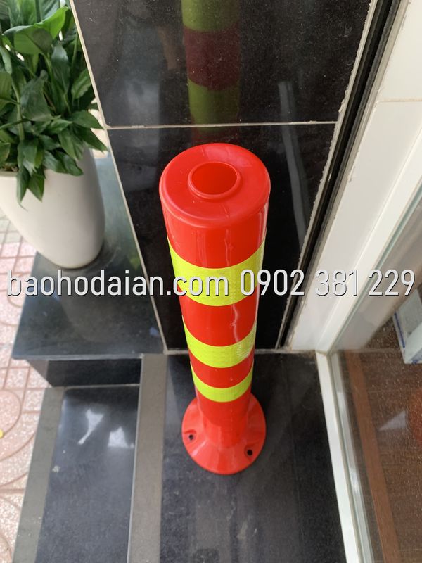 Cọc tiêu giao thông phân làn hình trụ 67cm