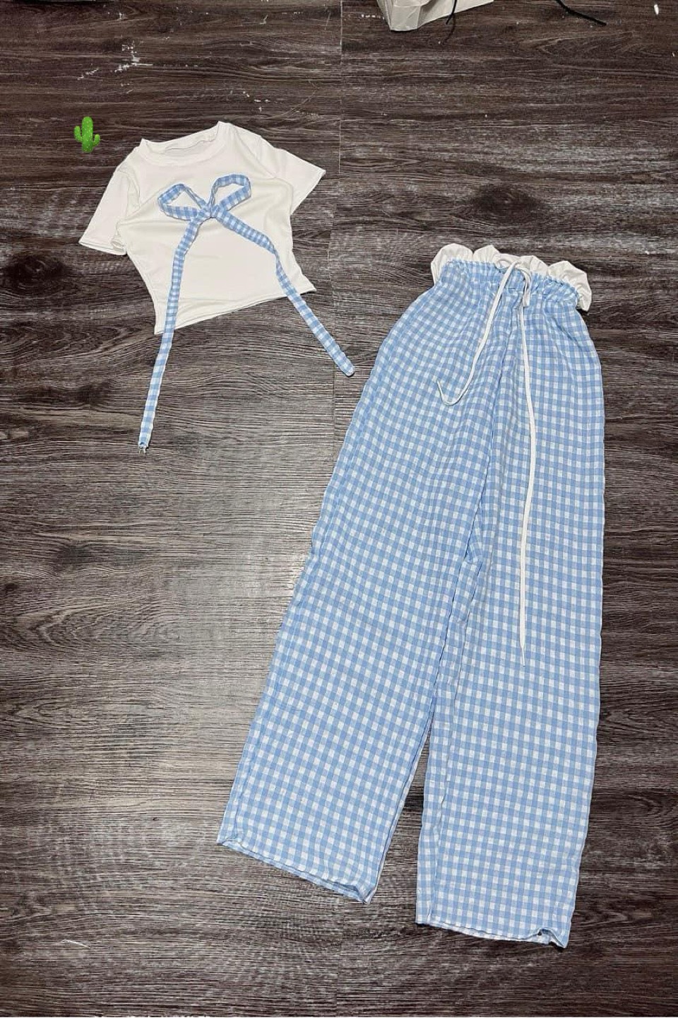 ÁO CRTOP ĐÍNH NƠ + QUẦN XỐP CARO NHÚNG BÈO EO.