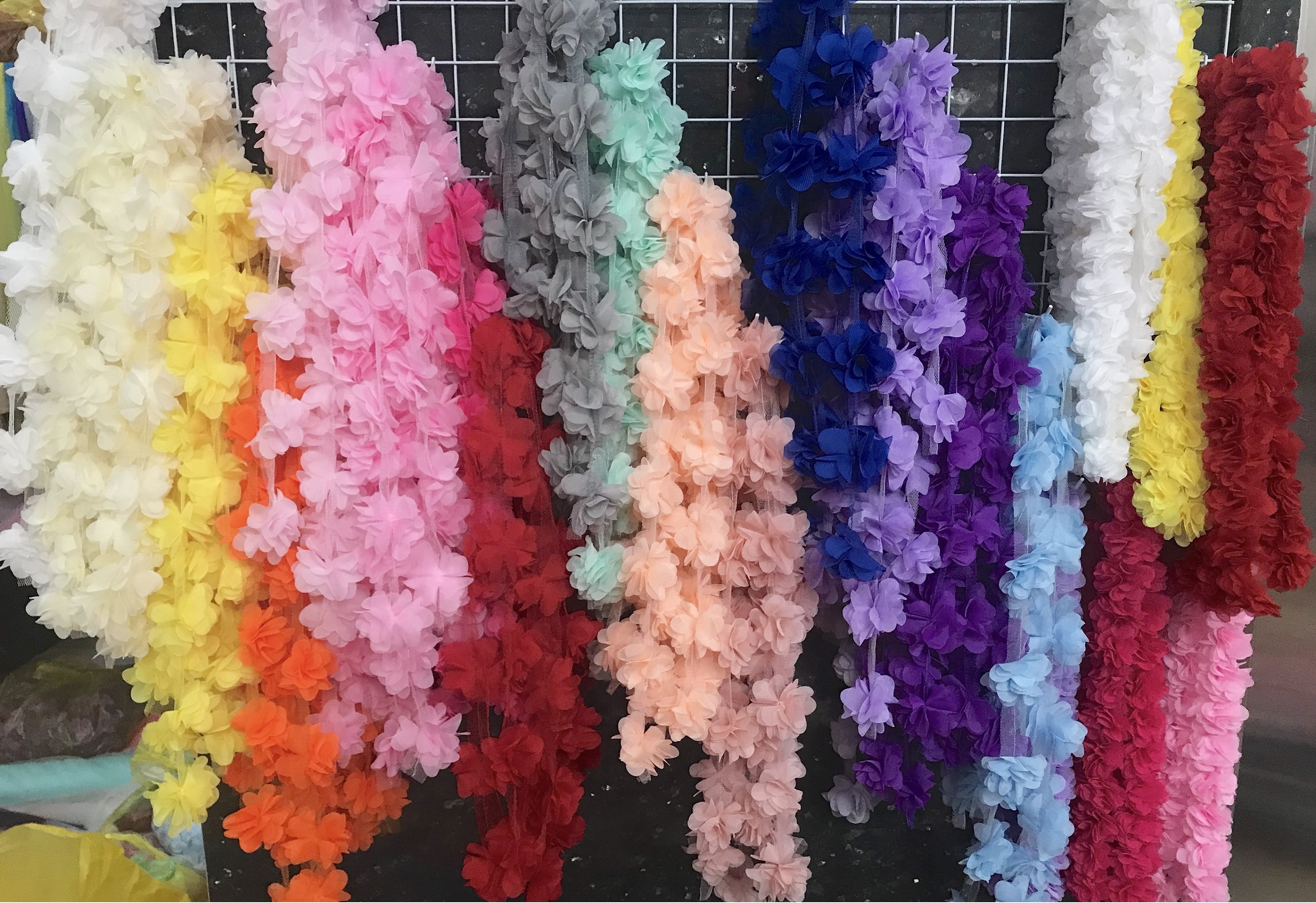 Hoa dây chiffon kích thước 6cm (13 bông /dây)
