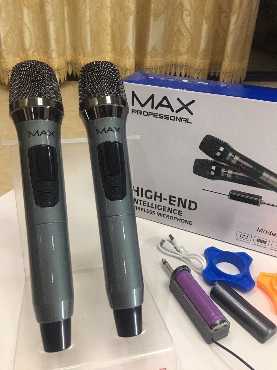 Micro Không Dây Karaoke  Max 39, Mẫu Mới Màn Hình LED, Chống Hú Tốt, Hát Nhẹ, Sóng Mạnh, Âm Thanh Cực Hay