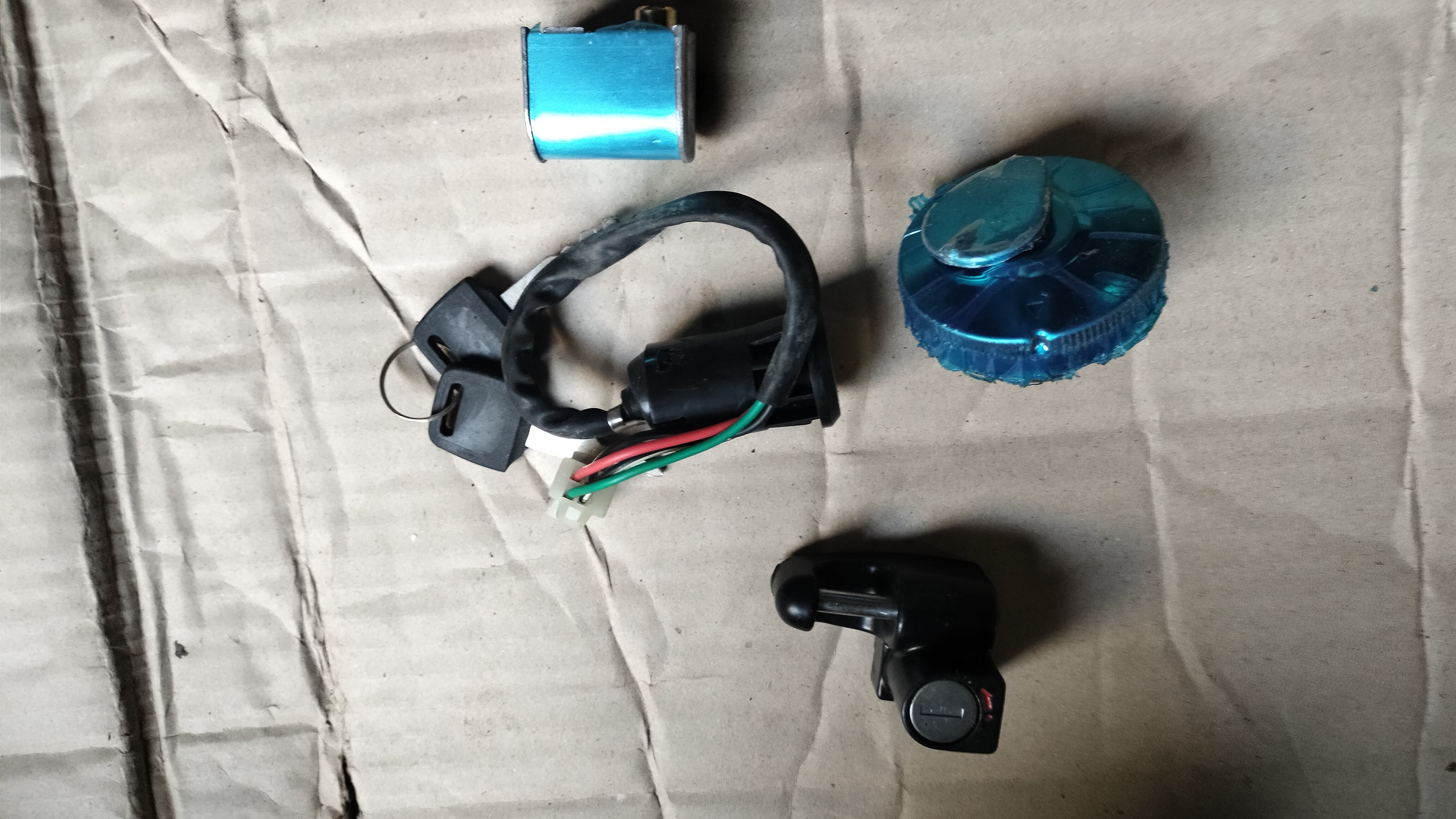 bộ khóa 4 món xe cup 81 , 82 custom 86 89 ( khóa điện , cổ , nắp xăng, yên dùng chung chìa )