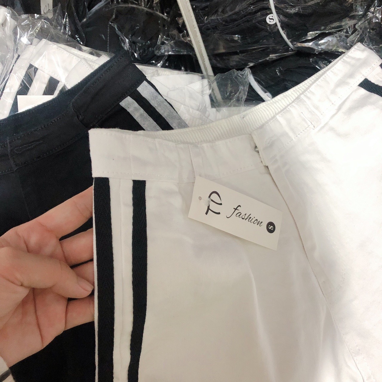 Quần short kaki phối viền 2 sọc hot hit