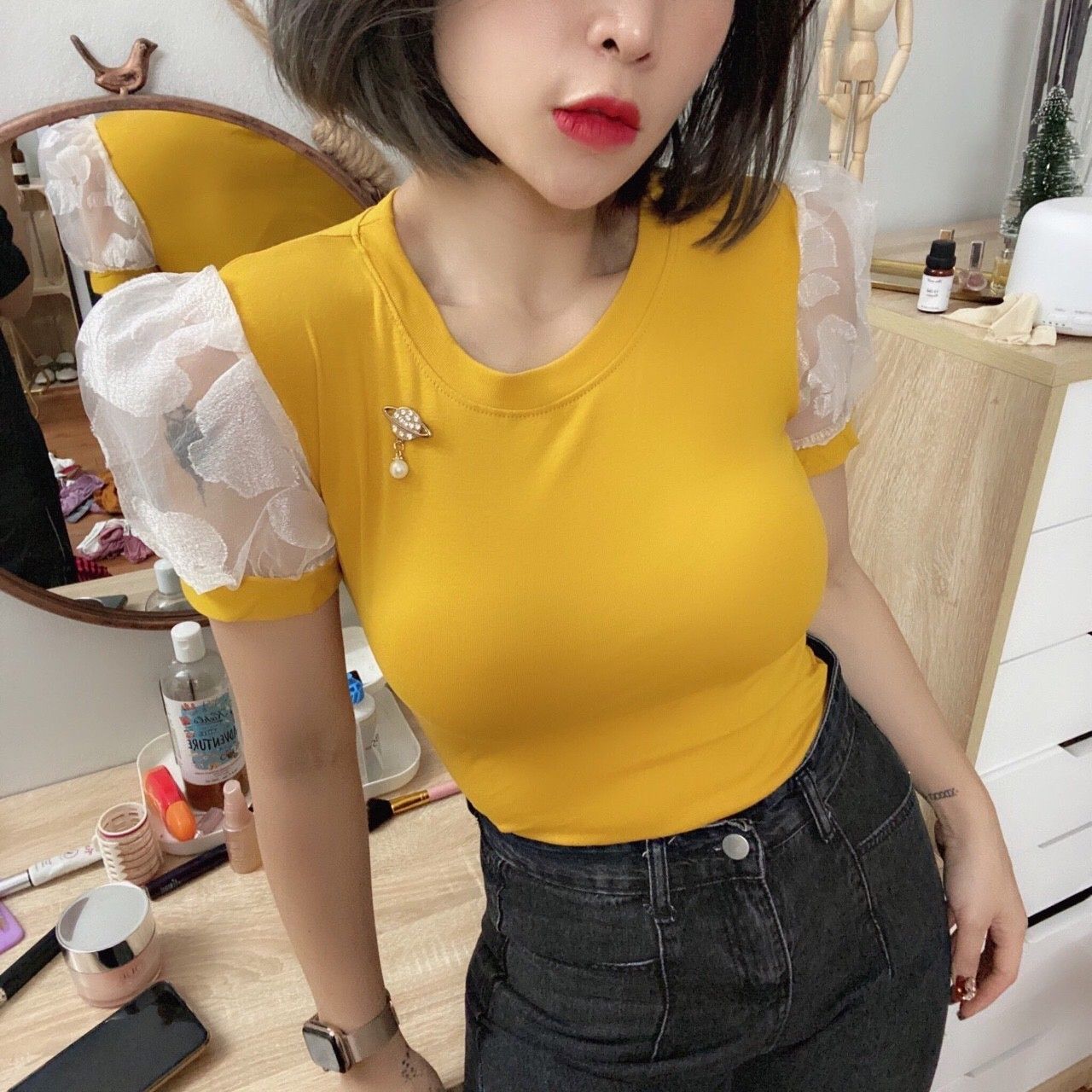Áo thun tay phồng ren cổ tròn cài ngọc