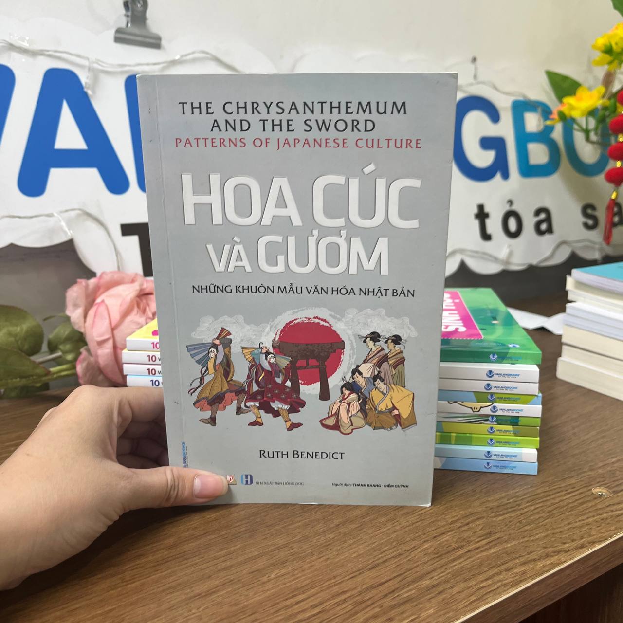 Sách - Hoa Cúc Và Gươm (Tái Bản 2020)-Vanlangbooks