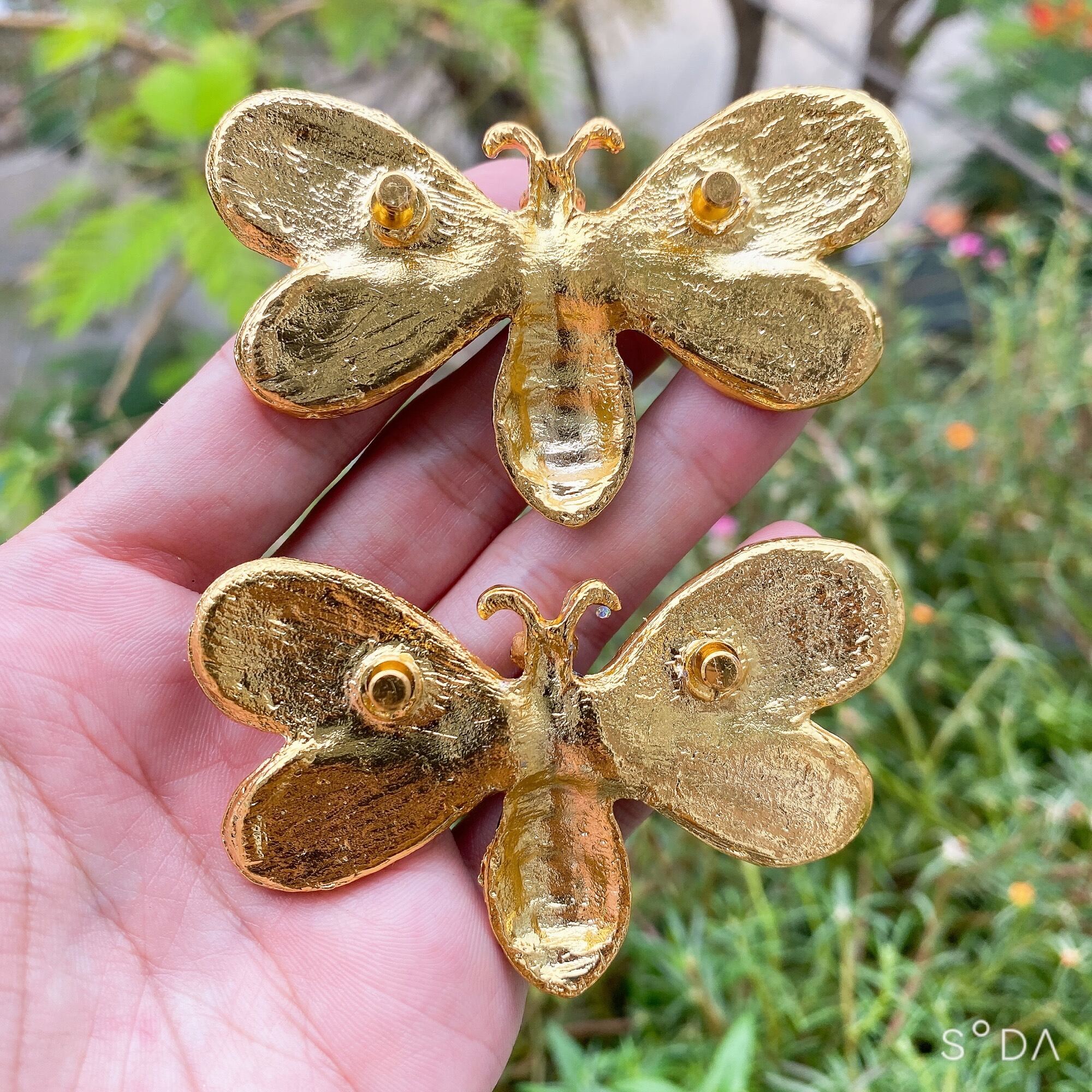 Bộ 2 Charm Ong Chúa gắn dép lào