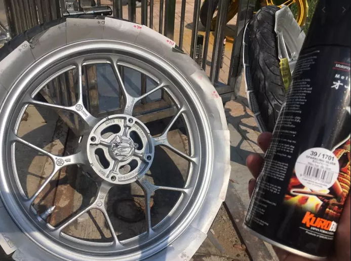 [HCM]Sơn xịt Samurai màu Bạc Lấp Lánh - 1701 (cần có nền màu Bạc mới lên được màu chuẩn và đẹp)