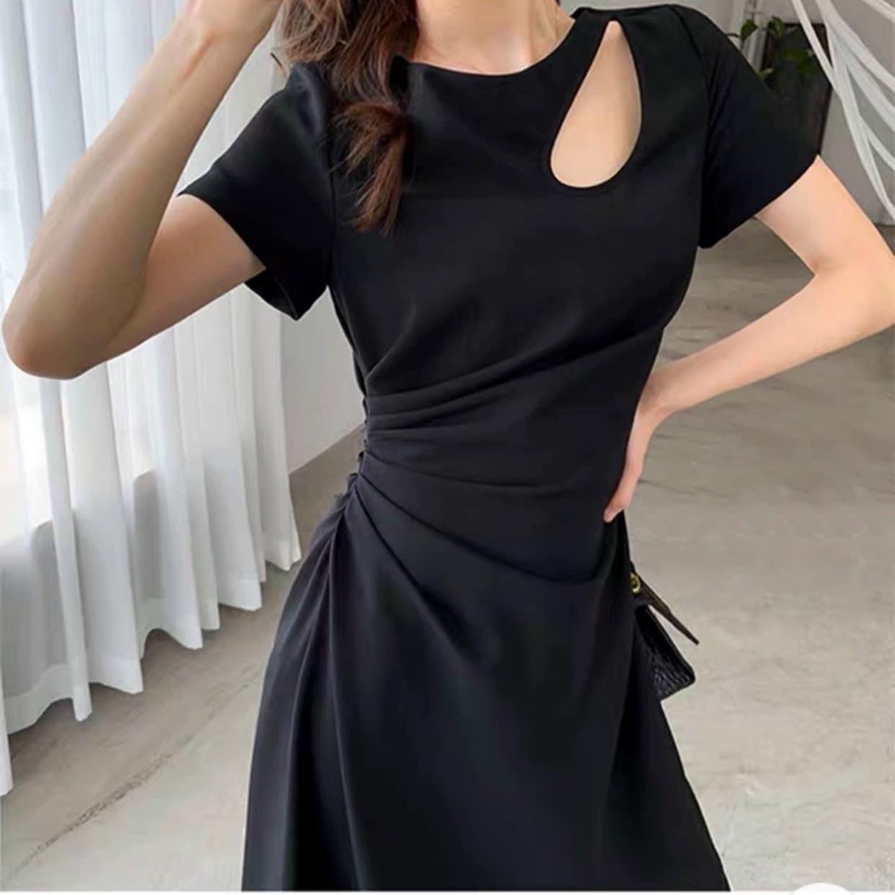 Đầm đen khoéc vai