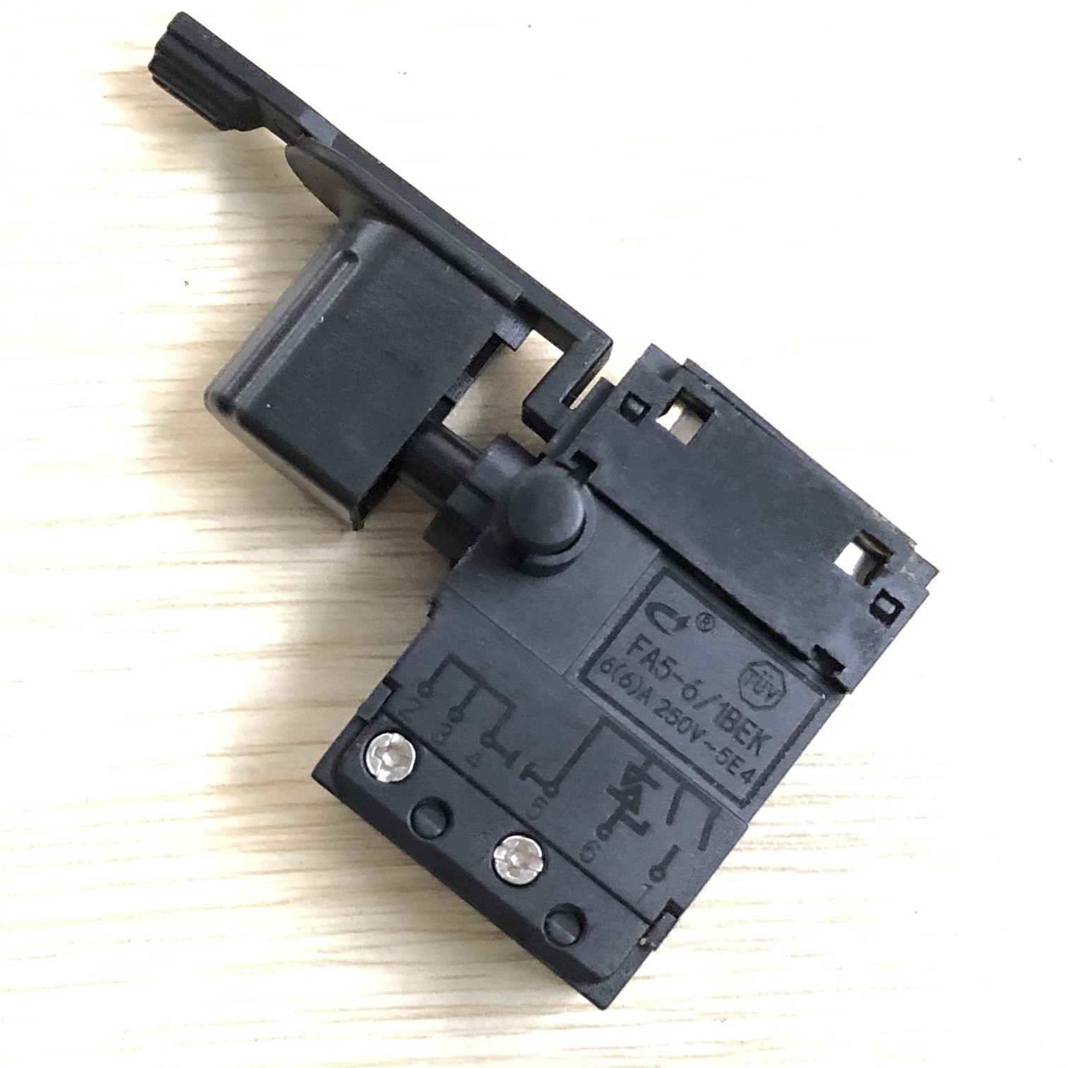 Công tắc khoan Crown và Maktec đầu 6mm
