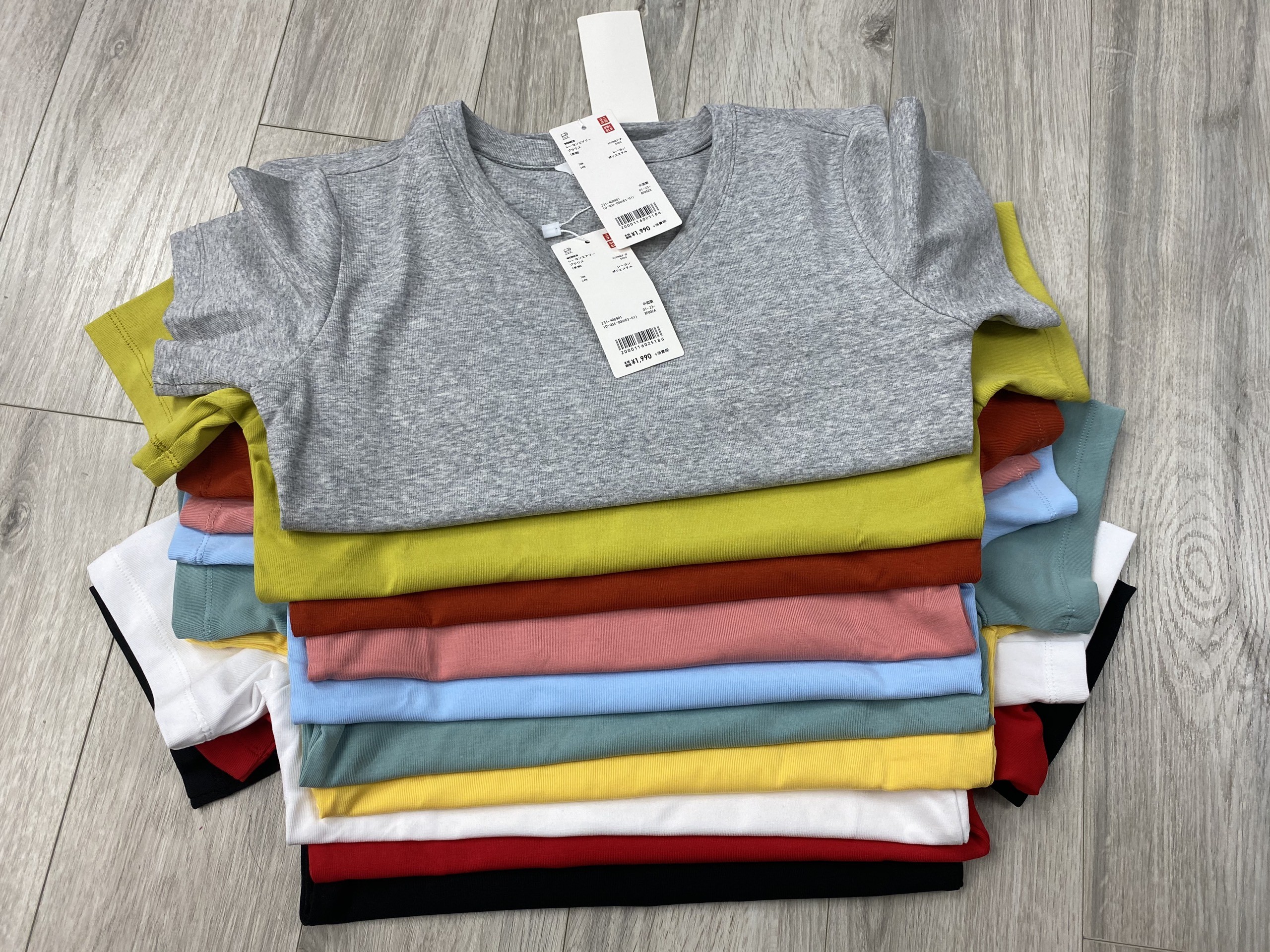Áo Uniqlo cổ tim