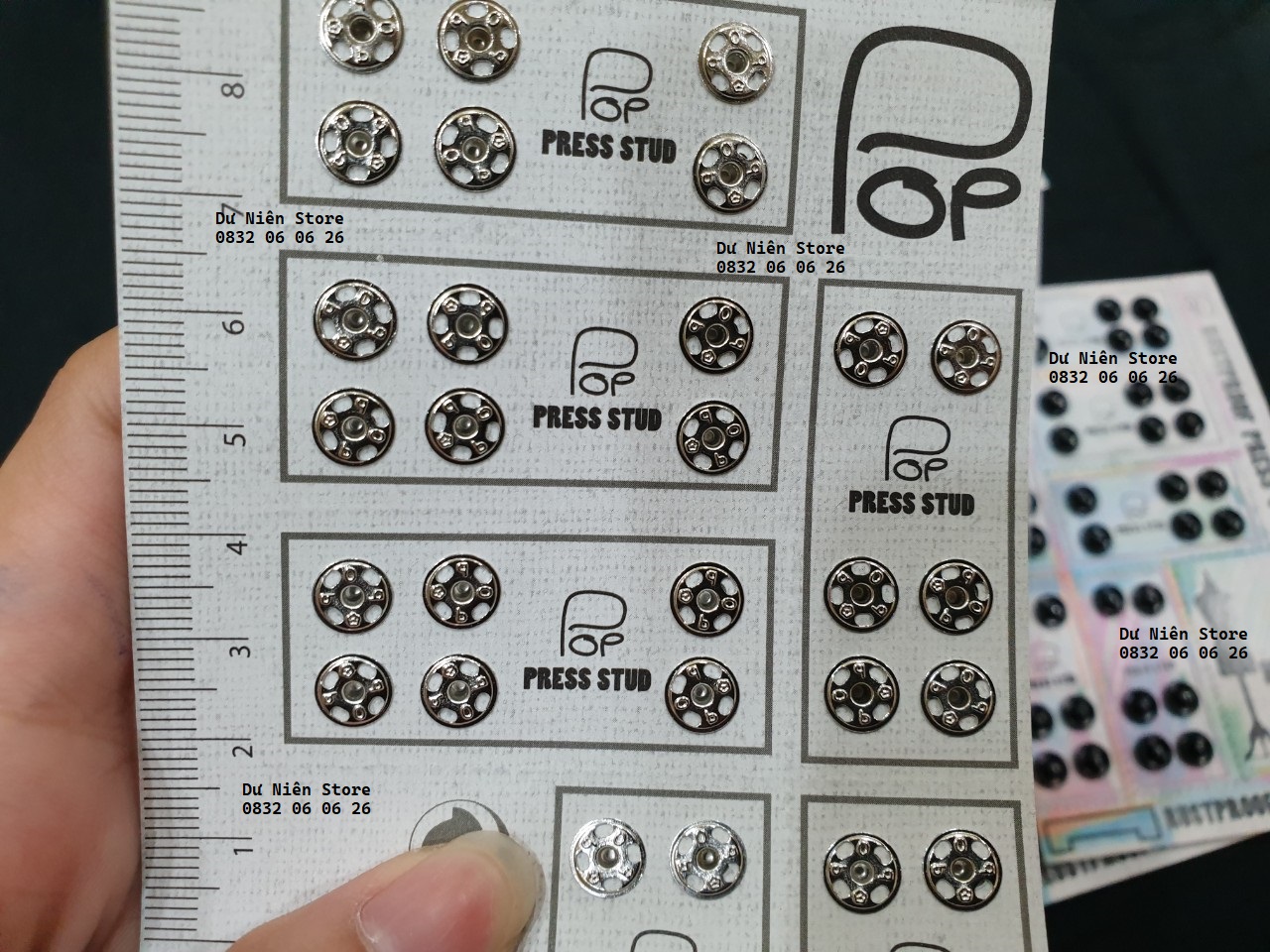 Vĩ 36 Nút Bóp Áo Dài Hiệu POP, NÚT BÓP CON ĐẦM 8mm TRẮNG & ĐEN.