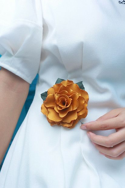 Bông hoa cài áo gấm vàng cao cấp