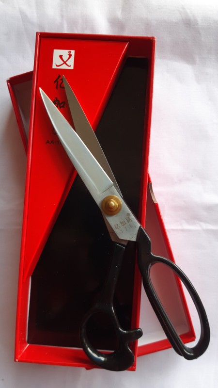 kéo cắt vải cao cấp AA. hộp màu đỏ, được làm bằng thép không rỉ, lưỡi kéo màu trắng.