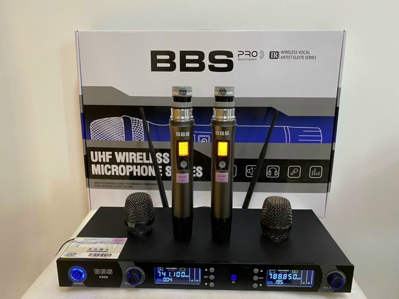 Micro Không Dây karaoke Cao Cấp BBS U898 - Cảm Biến Gia Tốc Khi Bị Rơi Micro Sẽ Tự Ngắt - Là Dòng Mic Chuyên Nghiệp Cho Karaoke Kinh Doanh - Karaoke Gia Đình Và Hội Trường Lớn Mang Đến Chất Âm Thanh Thoát - Bảo Hành 12 Tháng