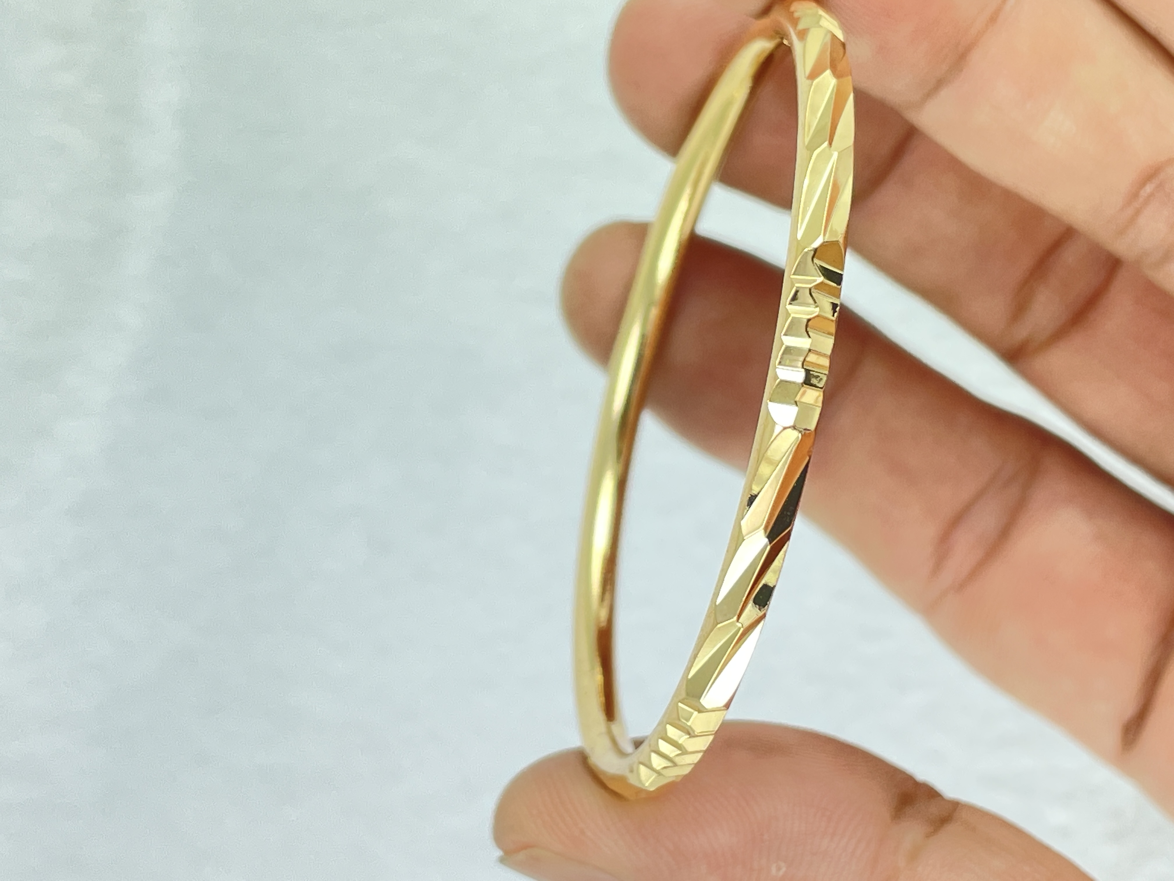 Vòng tay nữ cắt giác khía có khoá gài mạ vàng 18k sáng bóng lấp lánh