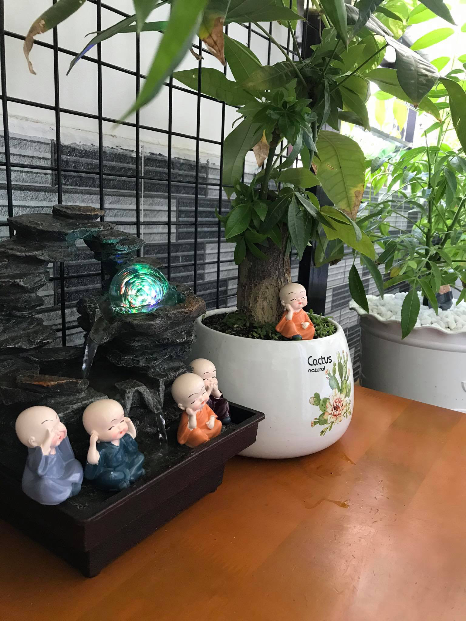 THÁC NƯỚC MINI ĐỂ BÀN – PHONG THUỶ LUÂN + 4 Chú Tiểu