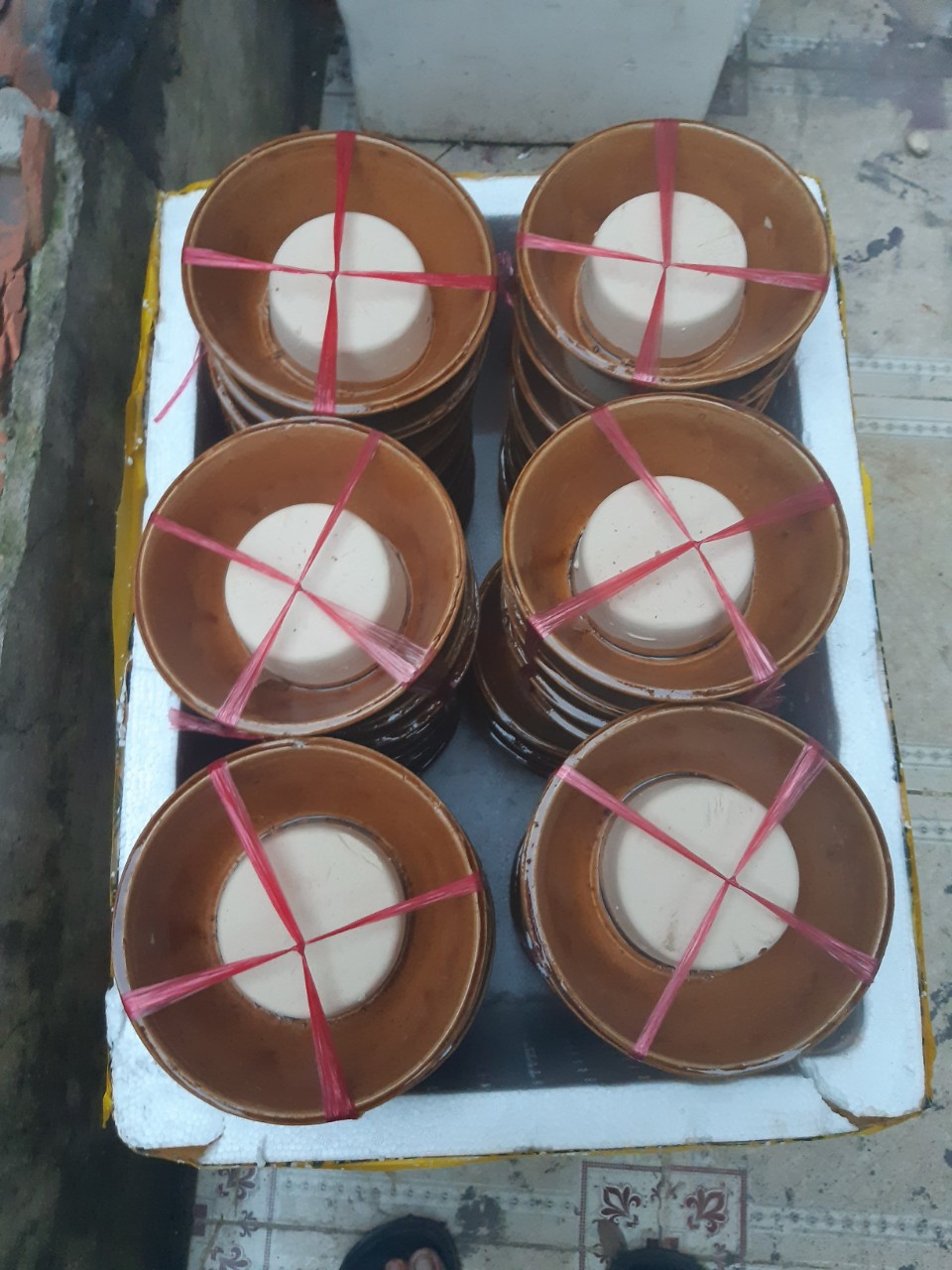 chén kê chân tủ gạc măng giê 4 cái ( bằng sành)