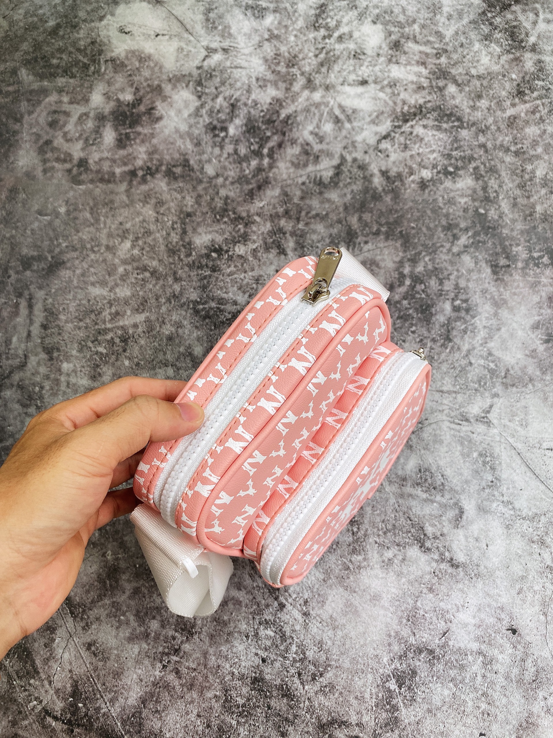 [HCM]Túi đeo chéo mini NY màu hồng họa tiết monogram
