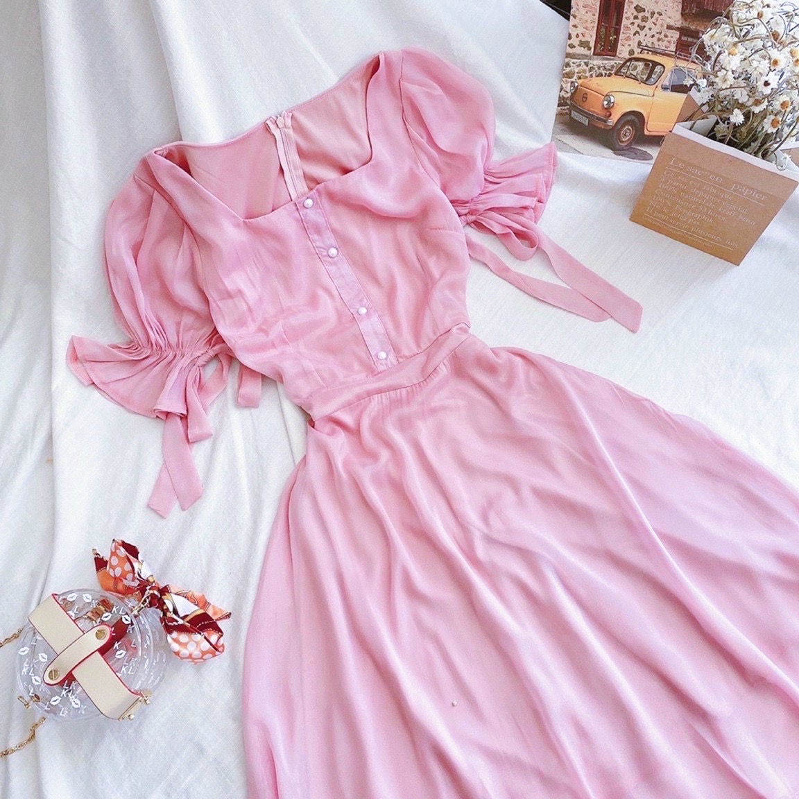 Đầm hồng cổ vuông tay nơ