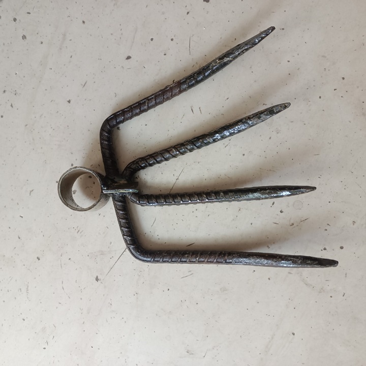 Bồ cào sắt 4 răng dài 20 cm không cán, phù hợp làm đất, cào lúa, cỏ, rơm
