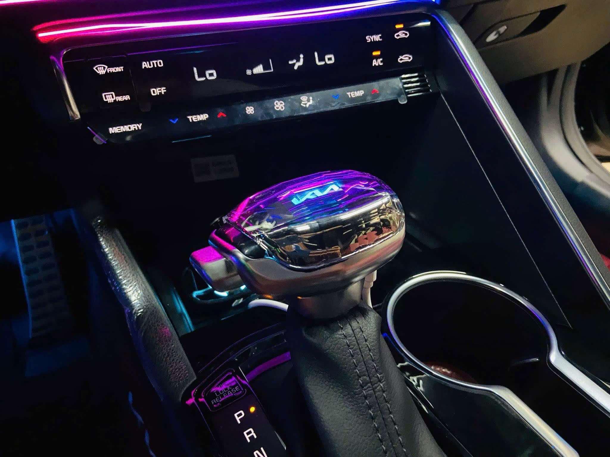 Cần số pha lê Kia có đèn led đa màu
