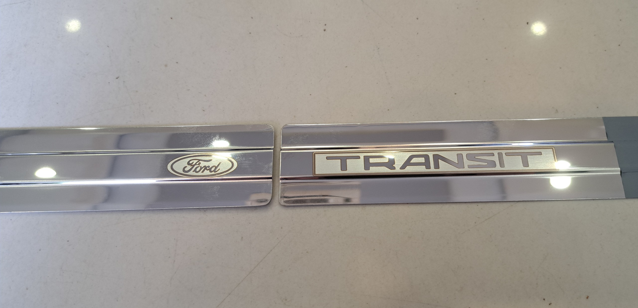 Chỉ INOX viền cửa sau FORD Transit