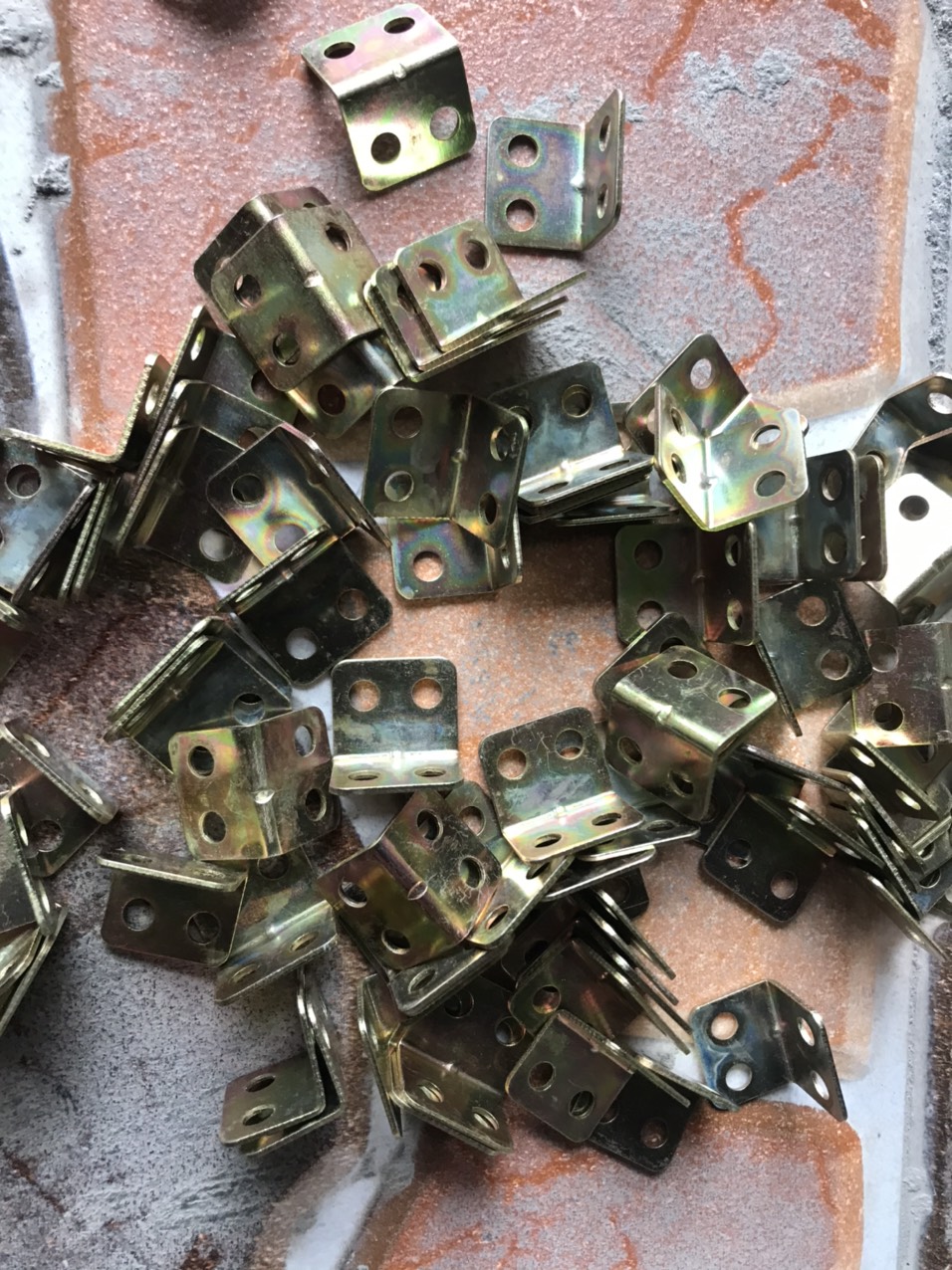 KE GÓC  VUÔNG 4 LỖ 21 X 17 x1.0 ( 1 BỊt = 100 CÁI ) Pát sắt vuông mạ kẽm , kê góc