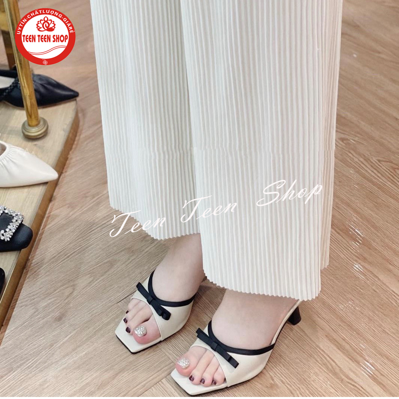 Dép cao gót nữ thời trang mùa hè kiểu mới quai ngang phối viền đen và đính nơ gấp nổi bật, gót nhọn cao 5p và 7p.