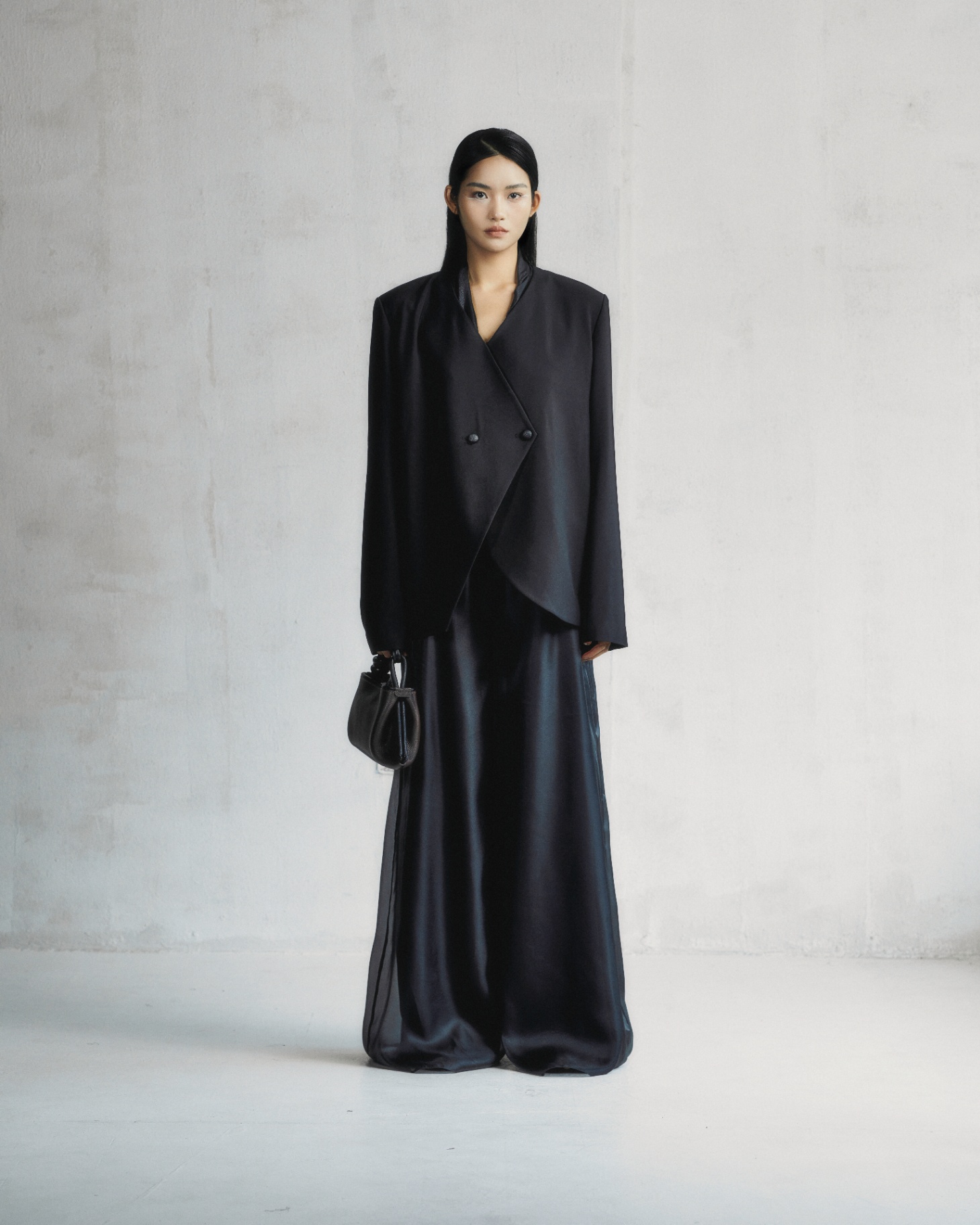 ƯỚM - Blazer Xoắn Màu đen