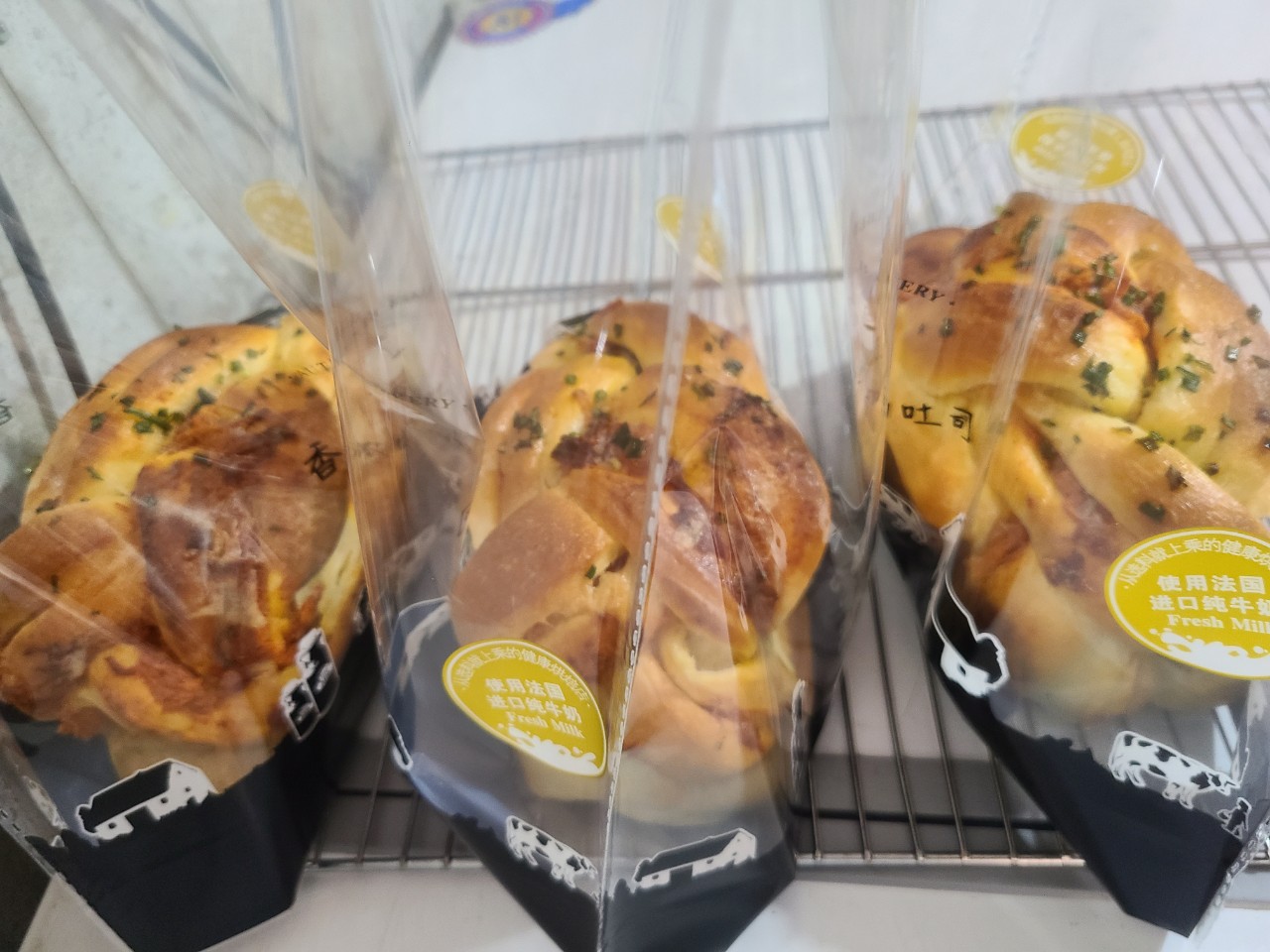 Bánh mì hoa cúc đậu đỏ - 350gam ( bánh mới mỗi ngày)