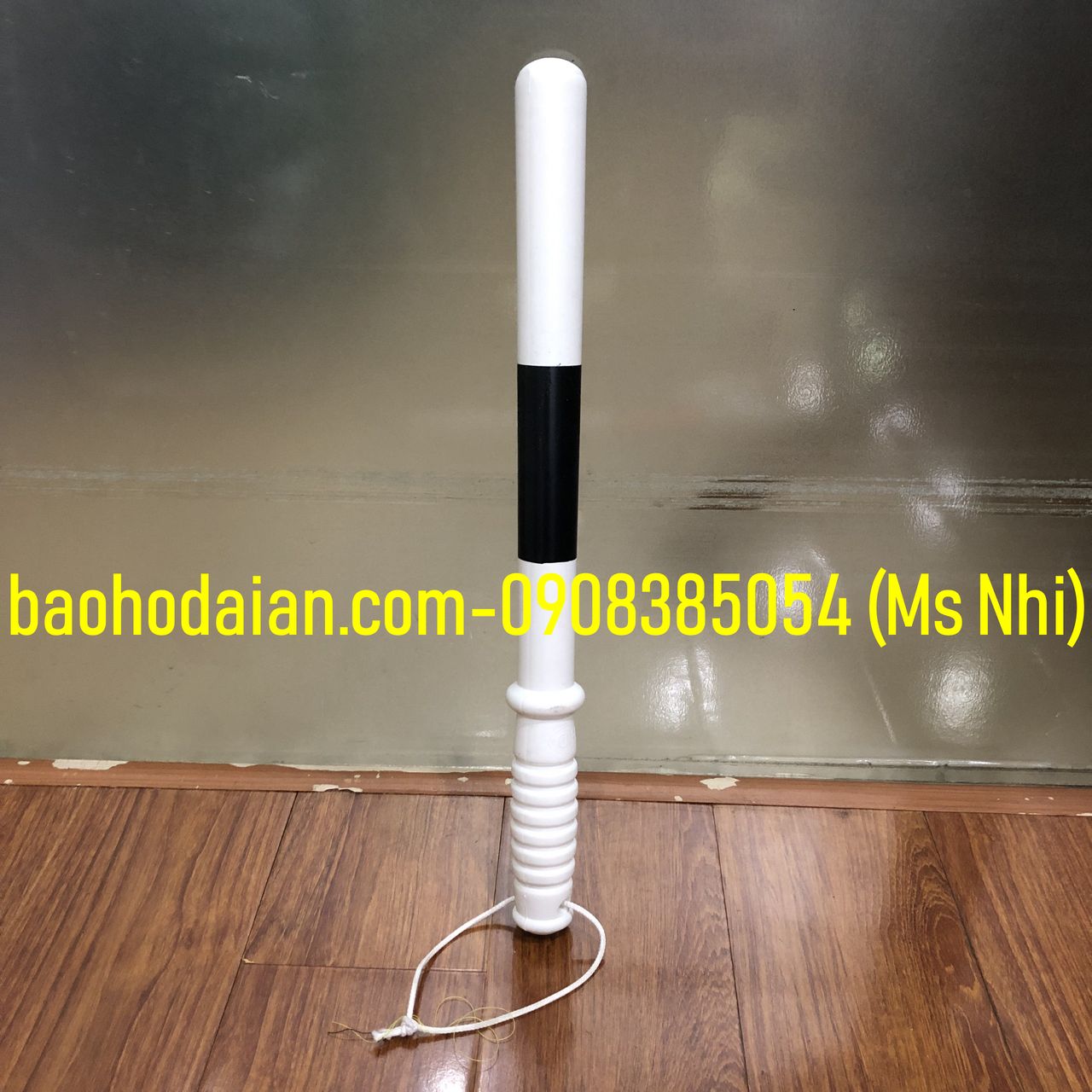 Gậy nhựa điều khiên giao thông, 2 màu lựa chọn (43cm)