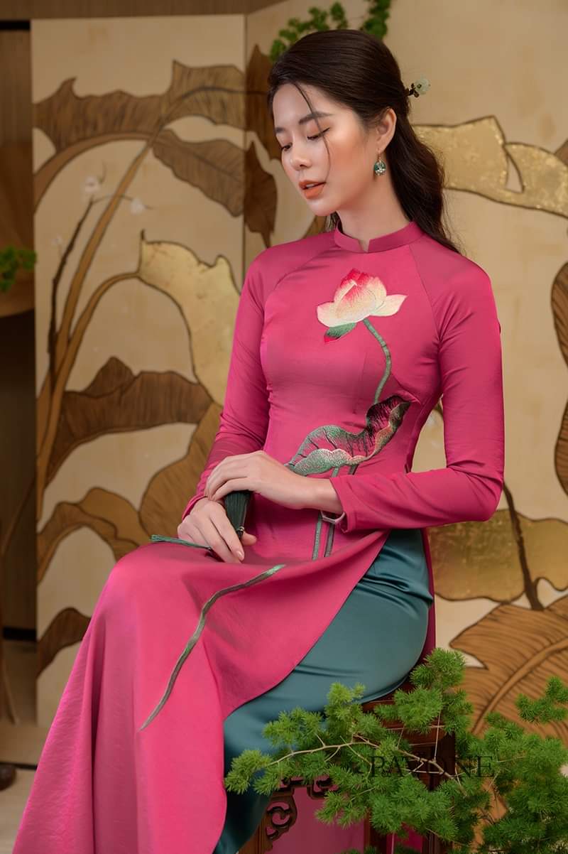 áo dài thêu hồng hoa sen mới nhất