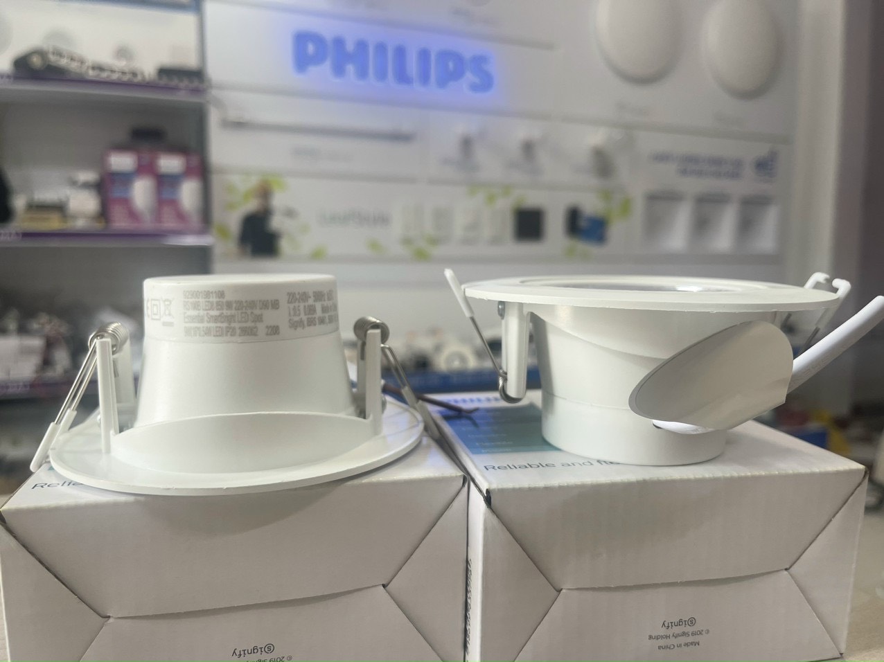 Đèn LED âm trần chiếu điểm tròn Philips RS100B ( 6W / 9W )