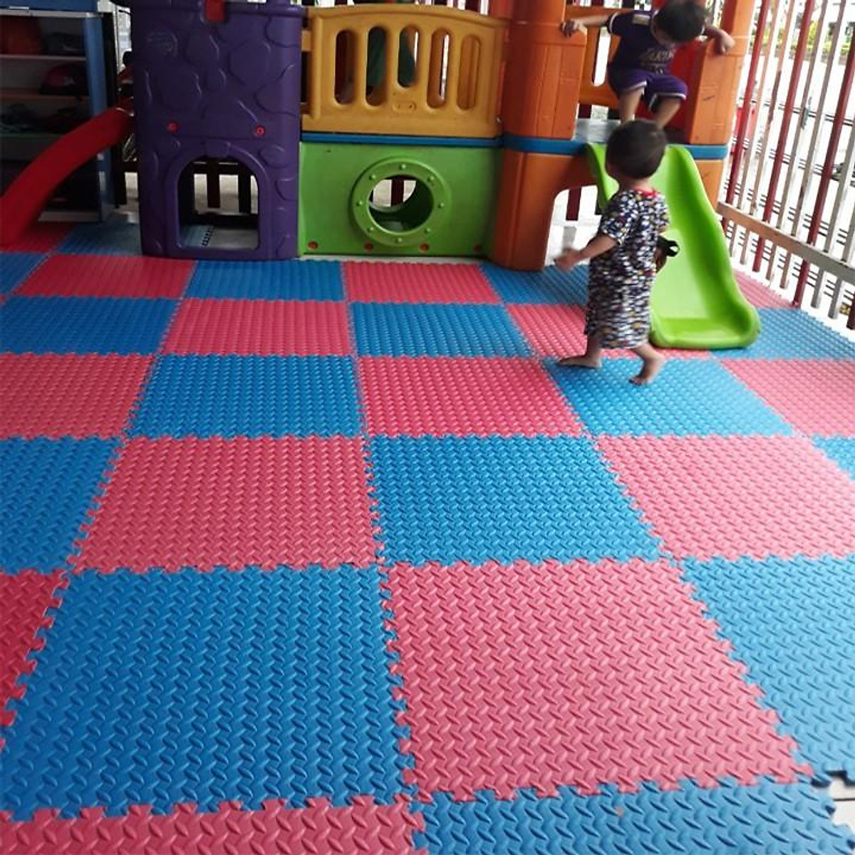 Bộ 4 tấm thảm xốp trải sàn nhà gia đình, văn phòng loại to kích cỡ 1 tấm 60x60cm có thể ghép được 1,48m vuông, chất liệu thảm xốp dày 1cm bề mặt vân chống trơn trượt, giữ ấm chân mùa thu đông, dễ lắp ghép và tháo vệ sinh