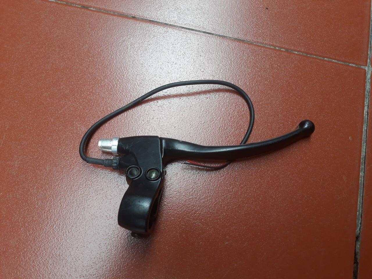 Tay Phanh bên phải xe điện phổ thông.