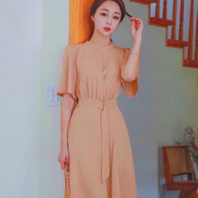 Đầm kem cổ trụ thắt eo