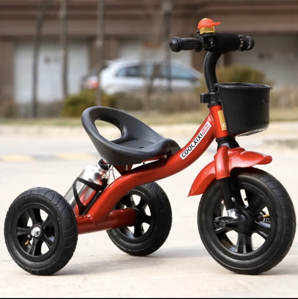 Xe đạp 3 bánh có bình nước