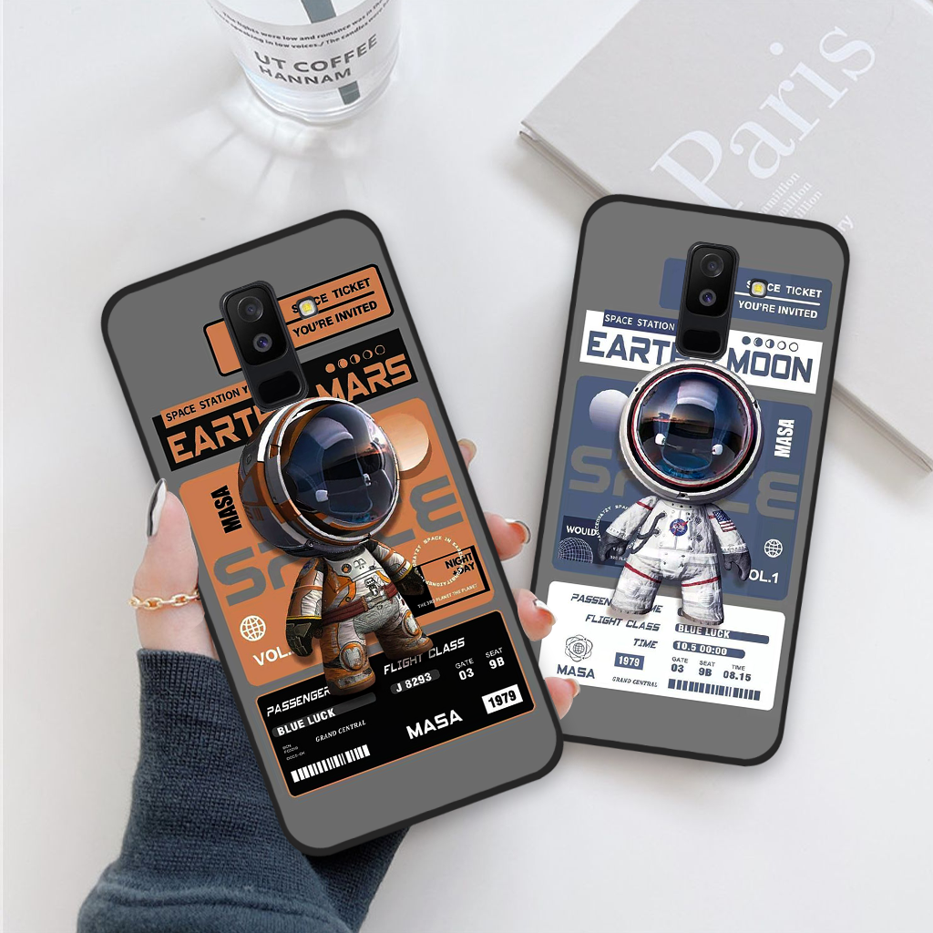 Ốp lưng Samsung Galaxy J8 phi hành gia astronaut 3D độc đáo