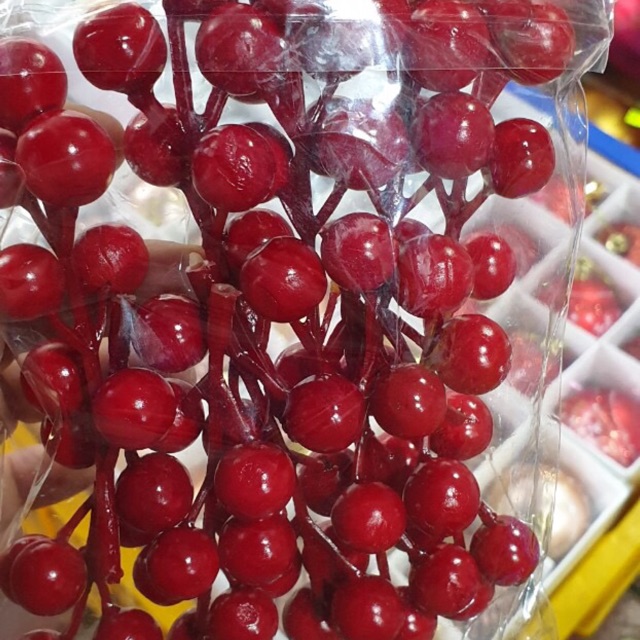 Chùm quả cherry trang trí cây thông