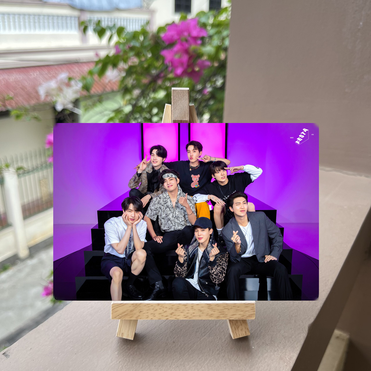 Khung ảnh BTS ( tặng kèm kệ gỗ)