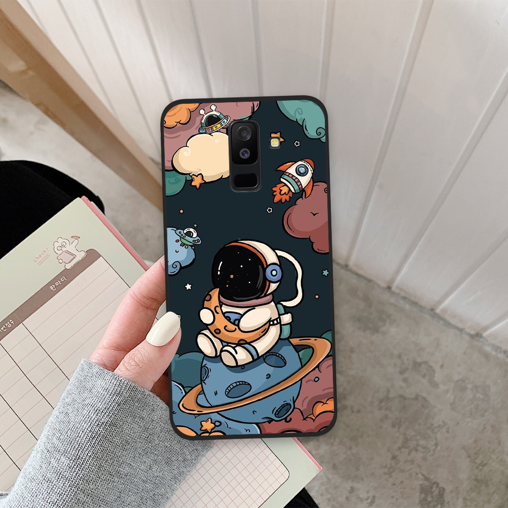 Ốp lưng Samsung Galaxy J8 hình vũ trụ, phi hành gia astronaut độc đáo