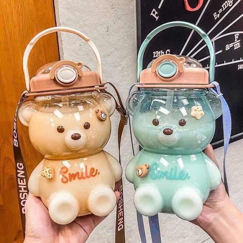 BÌNH NƯỚC BẬT BẮP CÓ ỐNG HÚT VÀ DÂY ĐEO CHO BÉ MANG ĐI HỌC, ĐỰNG NƯỚC HOA QUẢ, SỮA HỌA TIẾT GẤU XINH XẮN GIÚP BÉ THÊM HỨNG KHỞI KHI UỐNG NƯỚC, DUNG TÍCH 1000ML