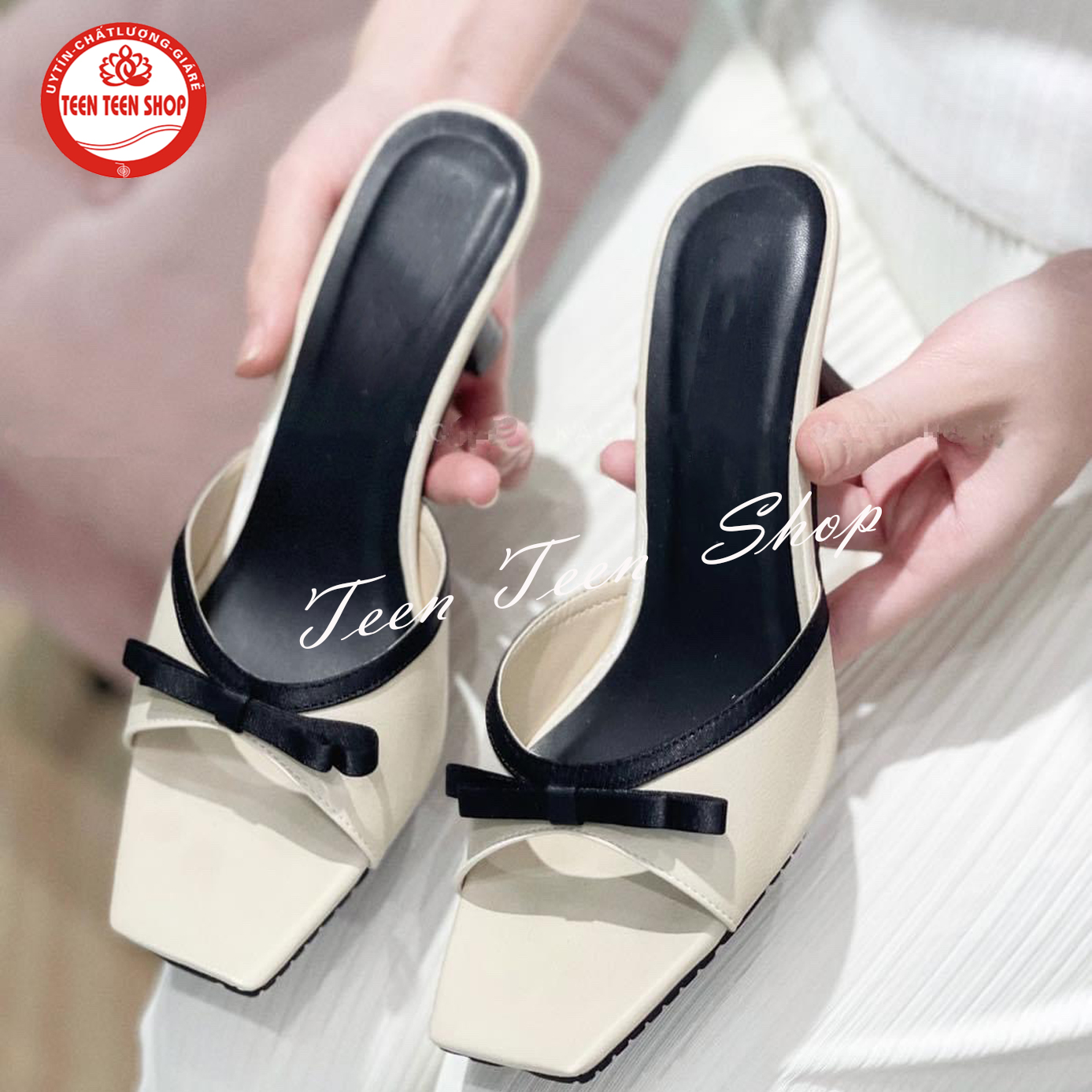 Dép cao gót nữ thời trang mùa hè kiểu mới quai ngang phối viền đen và đính nơ gấp nổi bật, gót nhọn cao 5p và 7p.