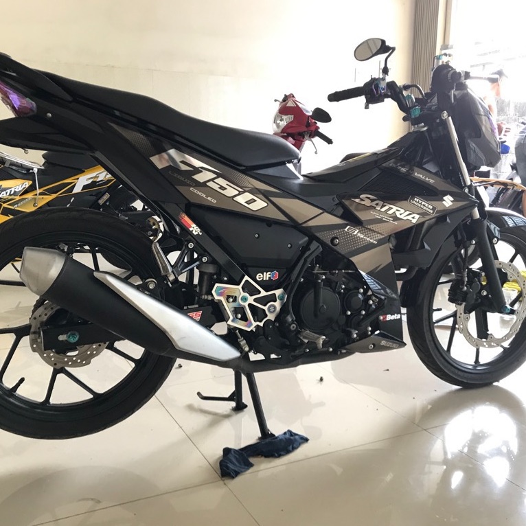Tem rời Satria Fi xám dán xe đen Crom