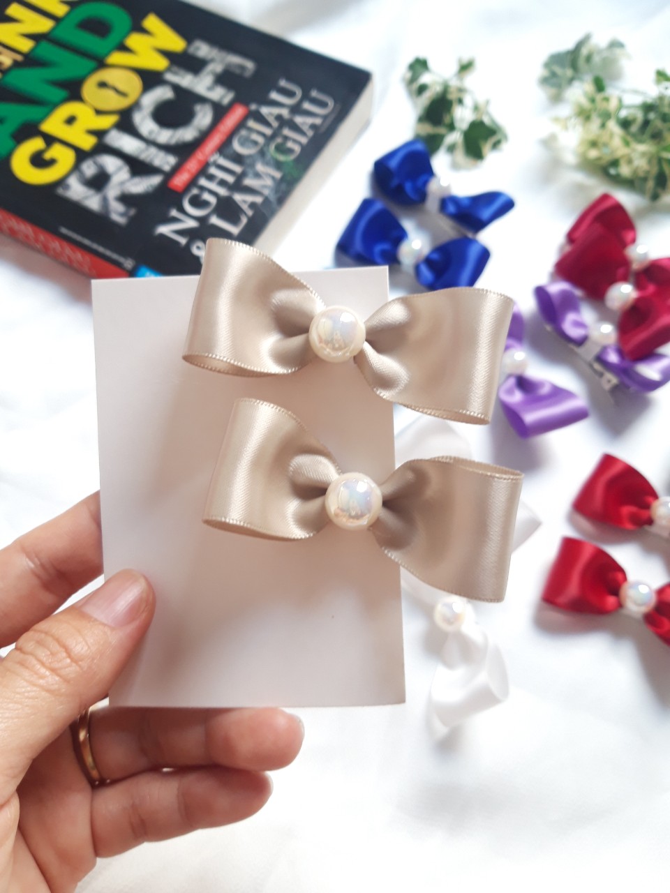 Set 2 kẹp tóc nơ ngọc trai cho bé.