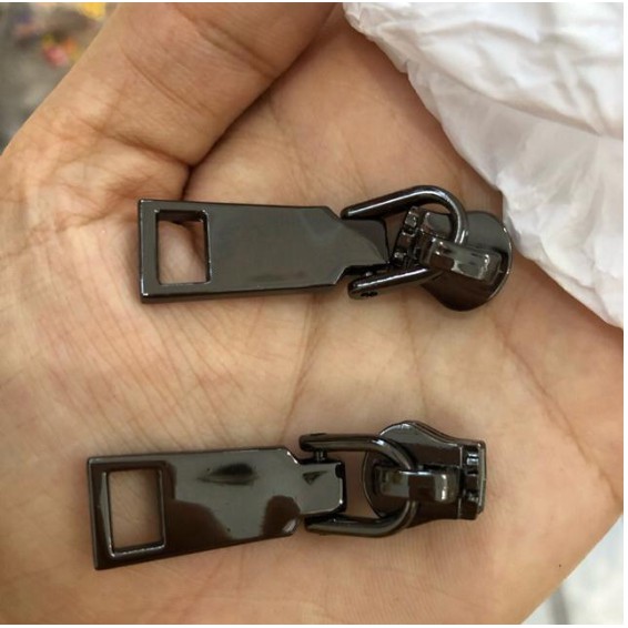 Black Zipper Puller # 5 (Excluding Tractor Head, Tractor Hitch)