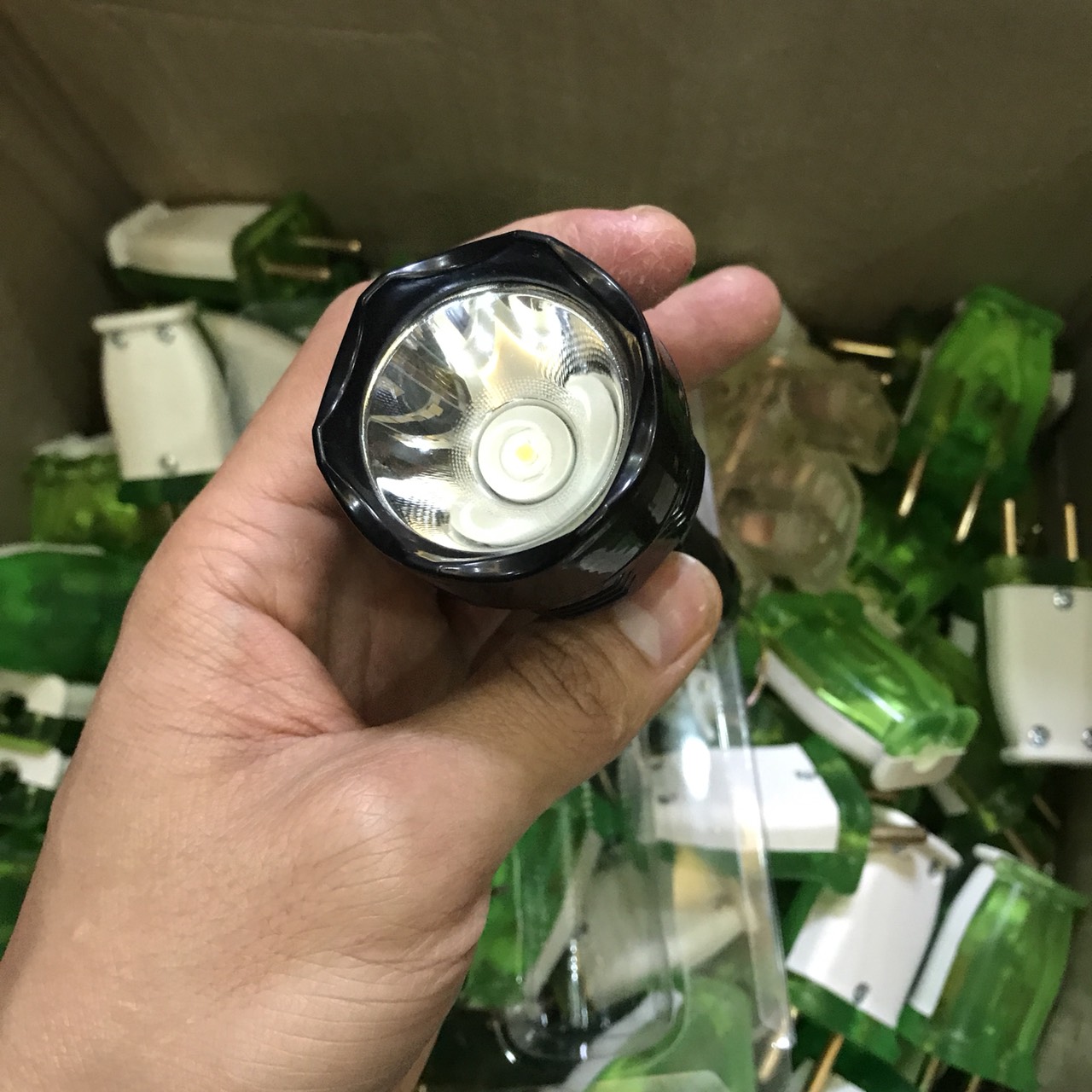 Đèn Pin Siêu Sáng Kèm pin và sạc