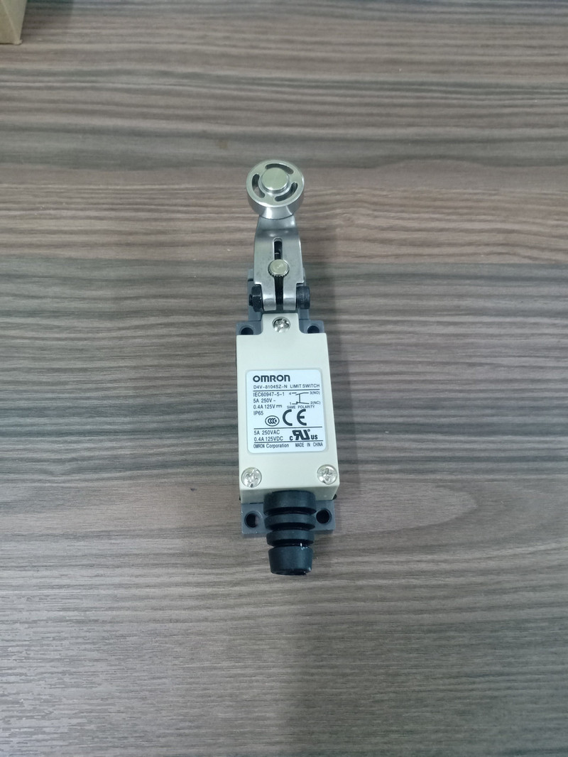 Công tắc hành trình D4V-8104SZ-N