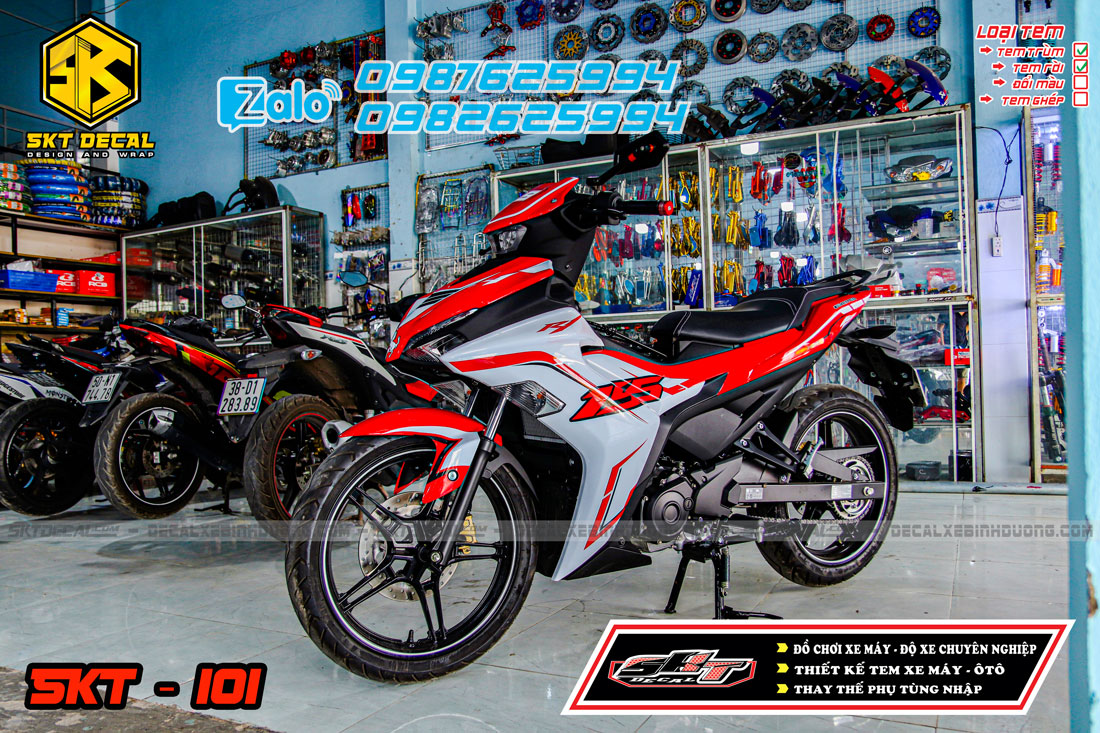 tem trùm xe exciter 155 trắng đỏ chỉ
