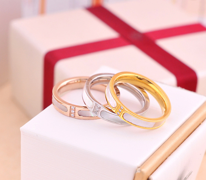Nhẫn titan đính đá độc đá sang trọng